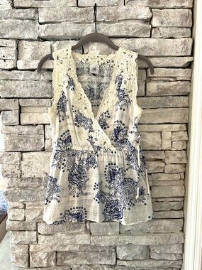 Cabi Veranda Cream & Navy Lace-Flowy Sleeveless Top